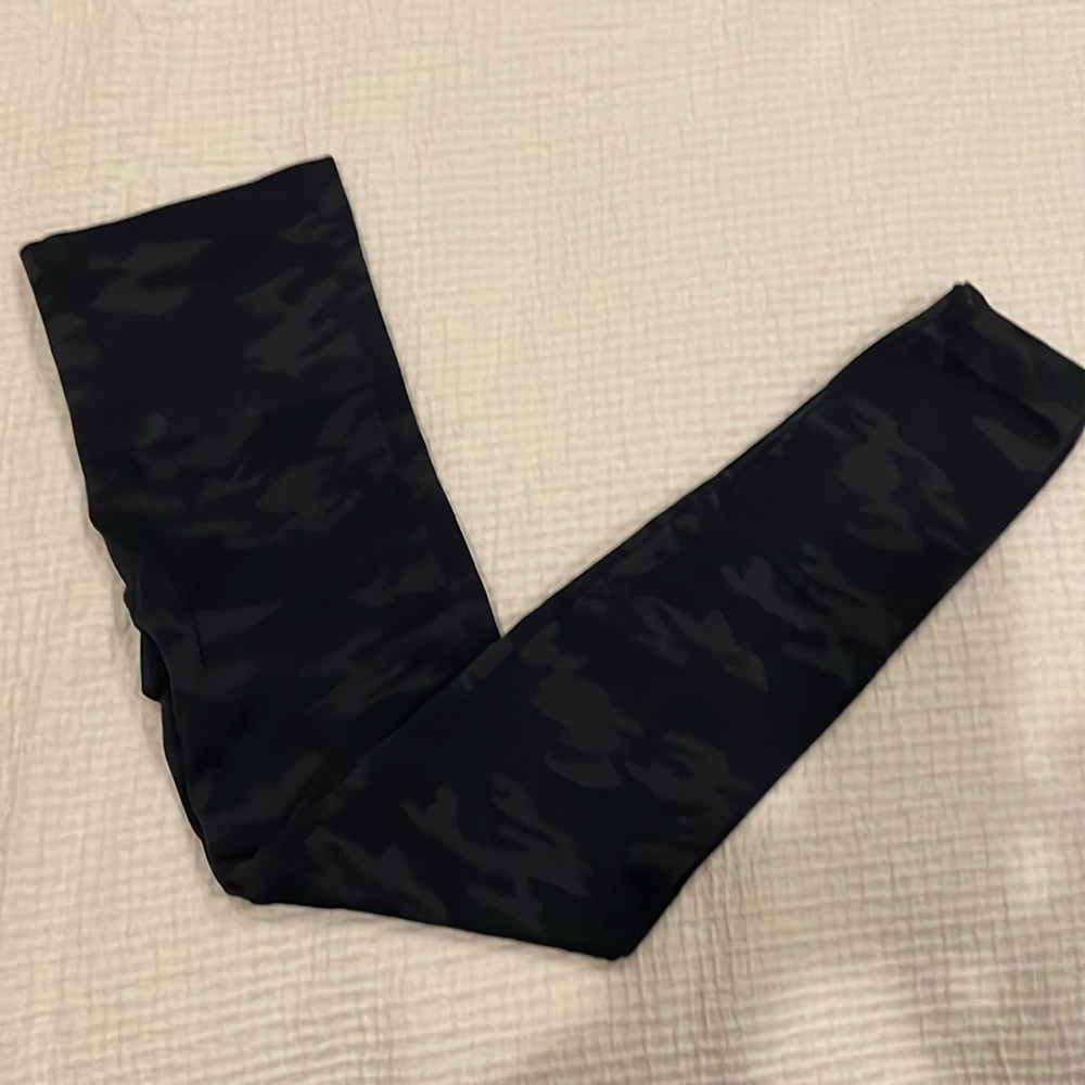 Spanx Look At Me Now Seamless Leggings Camo Large